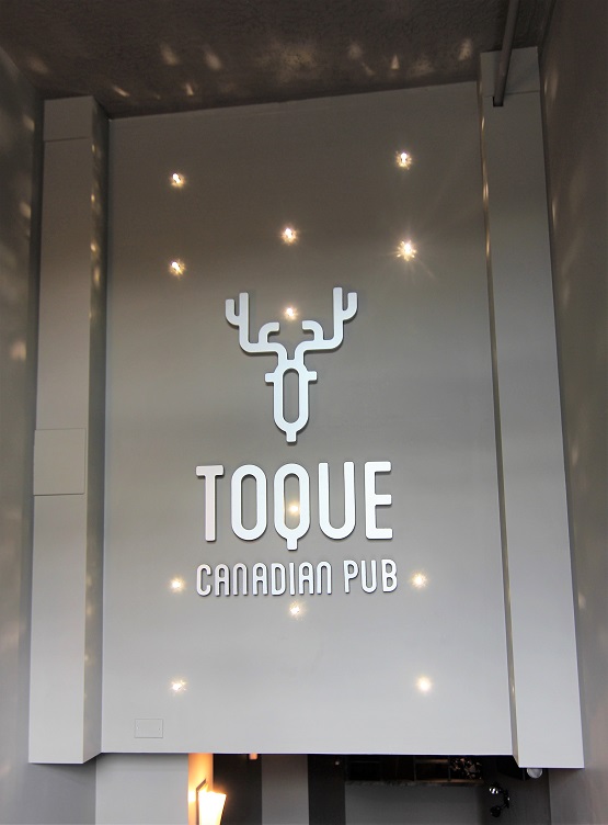 toque canadian pub 01